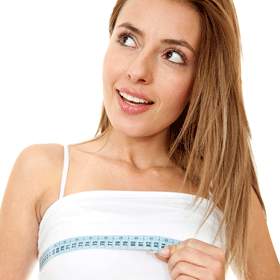 האם ניתוחי הגדלת חזה עלולים למנוע ממך להניק?